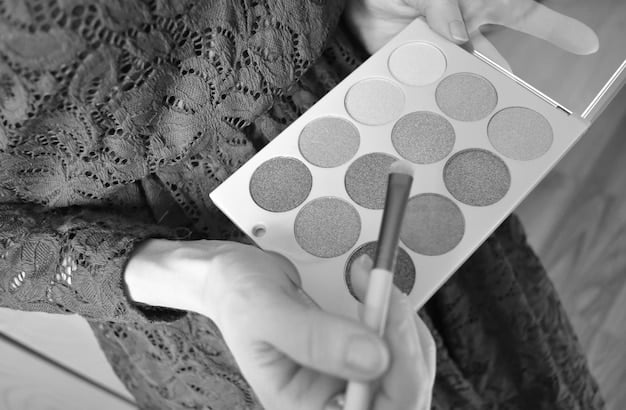Step-by-step guide showing how to apply eyeshadow for a smoky eye. The guide includes images of applying a base color, blending a darker color into the crease, and highlighting the brow bone. Arrows indicate the direction of blending.