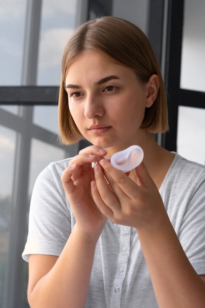 A woman with oily skin using a cotton pad to apply toner on her face, highlighting the toner's mattifying effect and its ability to control oil production.